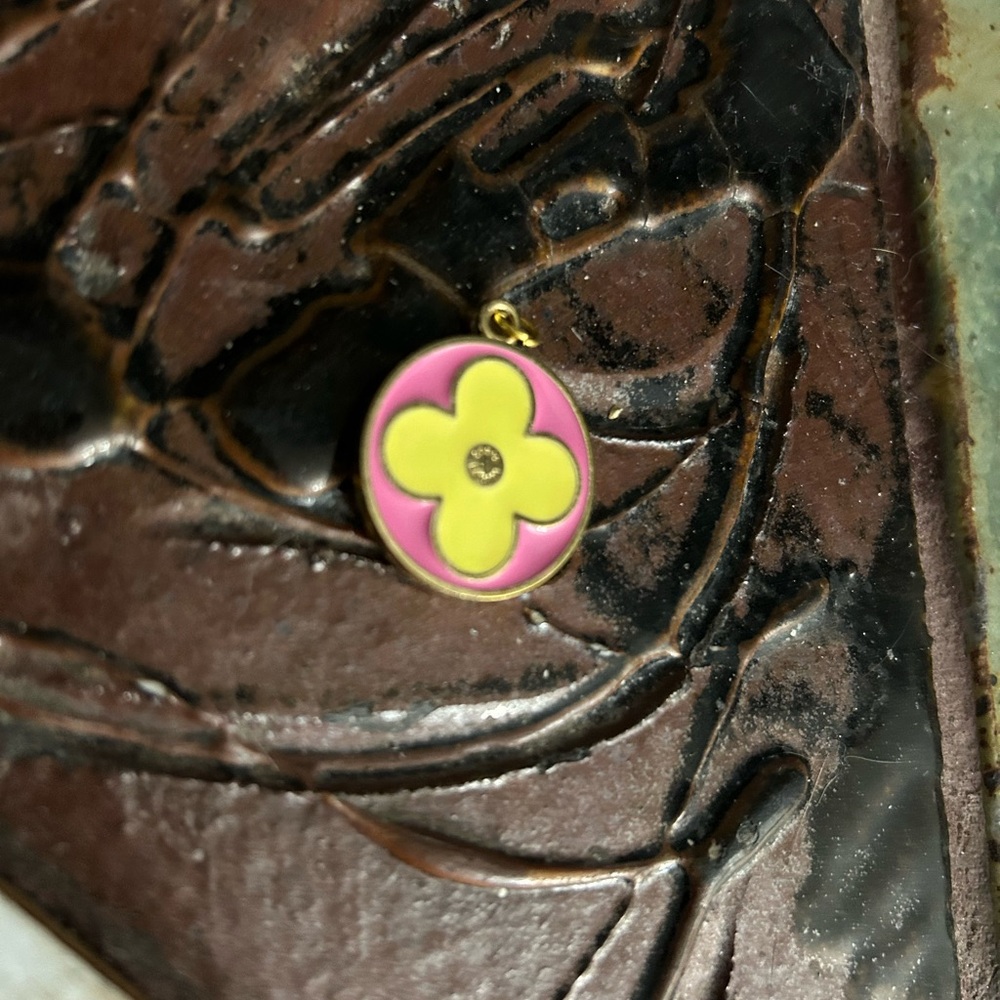 LV Murakami Fleur Charm / Zipper Pull - Pink and Yellow LOUIS VUITTON - Picture 3 of 3
